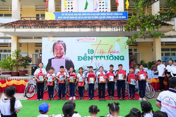 Gia đình thảo luận về an toàn trực tuyến