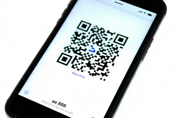 Hình ảnh một màn hình điện thoại hiển thị ứng dụng ví điện tử với mã QR để nạp tiền vào AE888, thể hiện sự tiện lợi và nhanh chóng.