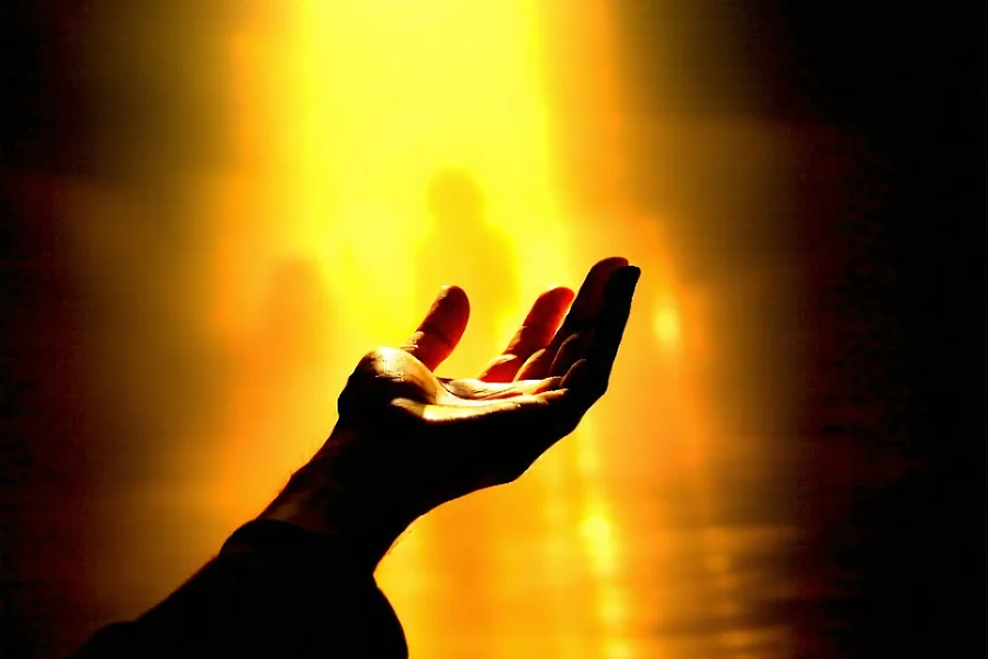 Hình ảnh minh họa một người đang tìm kiếm sự hỗ trợ, với các biểu tượng về trị liệu và nhóm hỗ trợ. ae888 khuyến khích tìm kiếm sự giúp đỡ kịp thời.